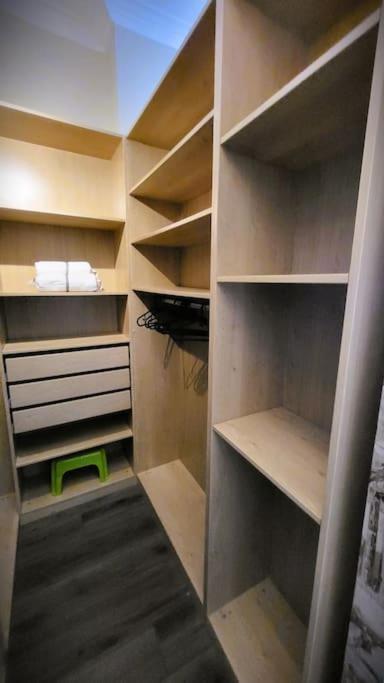 De La Bibliotheque Apartment *
